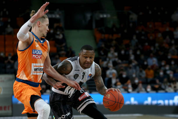 在接发球时 在接发球时