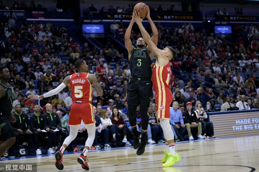 场上奋力拼 场上奋力拼